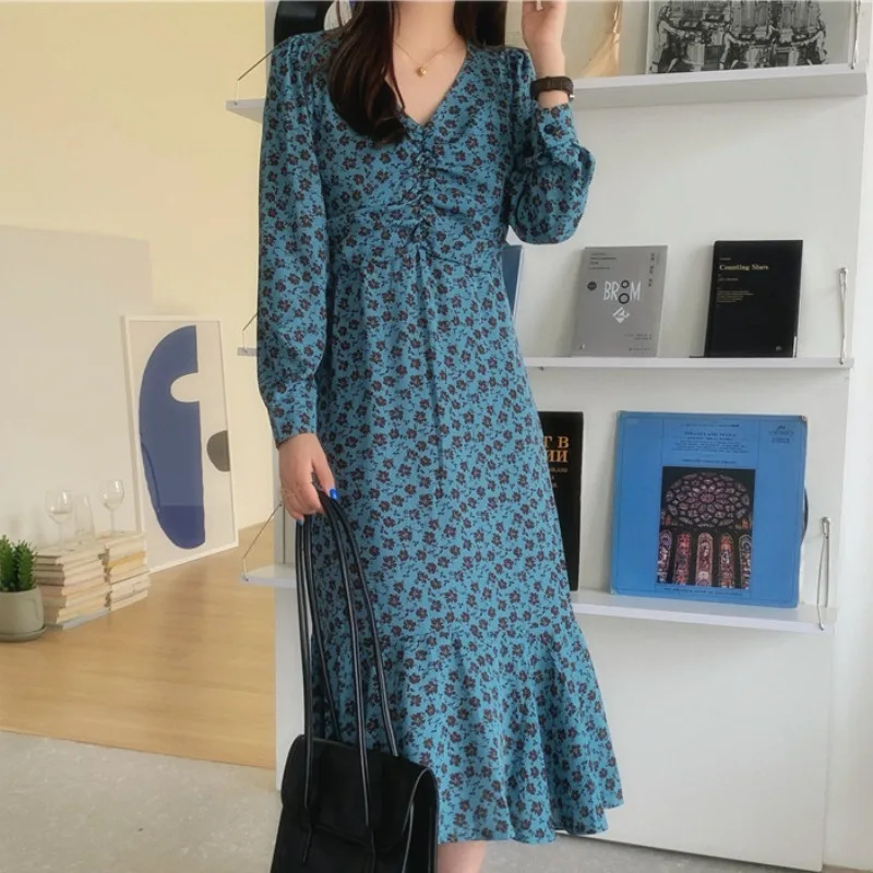 

2021 Spring French Style Retro Long Sleeve V-neck Floral Skirt Waist Hugging Slimming Small Size Dress Female Inner Skirt
