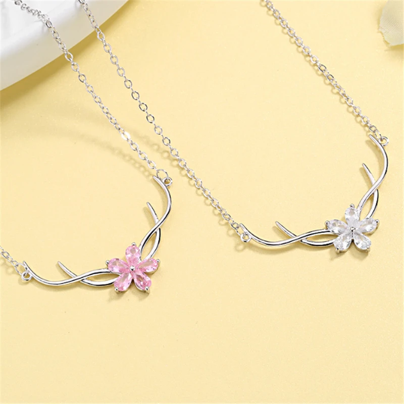 Ожерелье-чокер с цветами из горного рога белого и розового цвета кристаллами