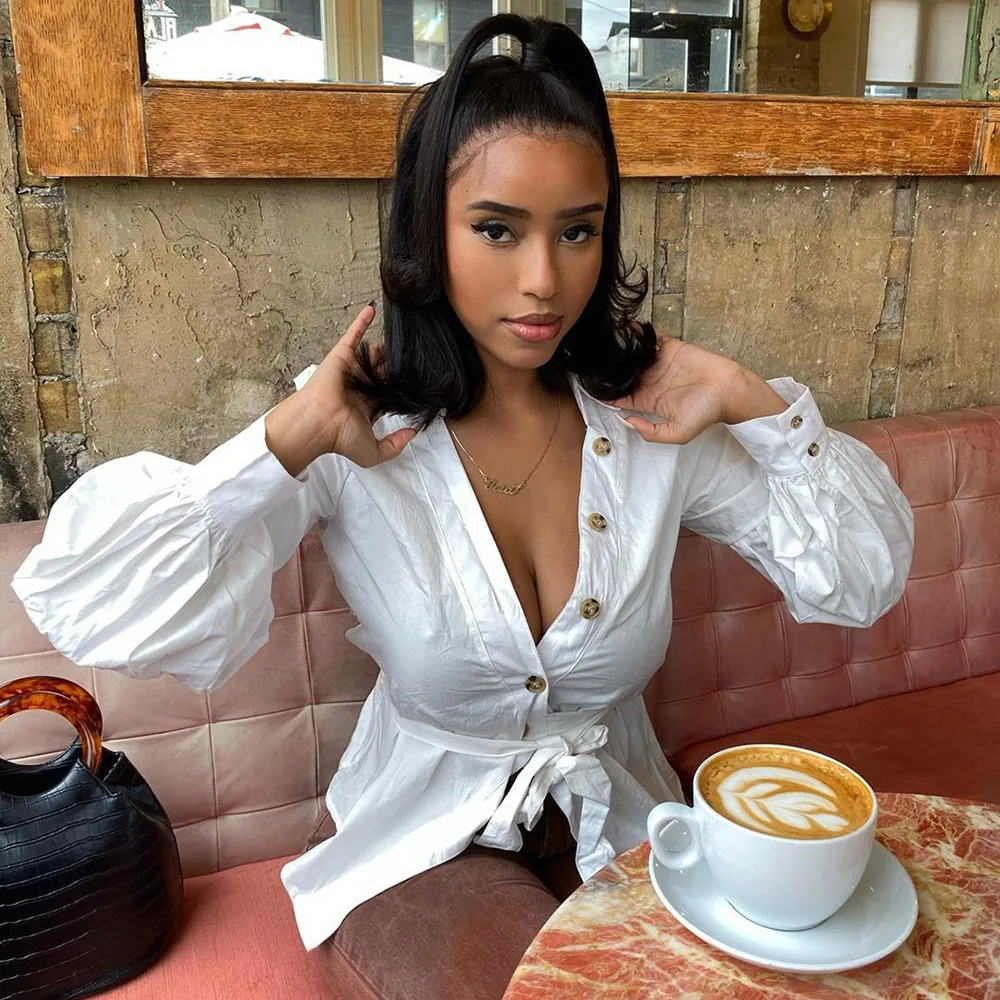 Элегантная белая блузка рубашки-фонарики с длинным рукавом и v-образным вырезом