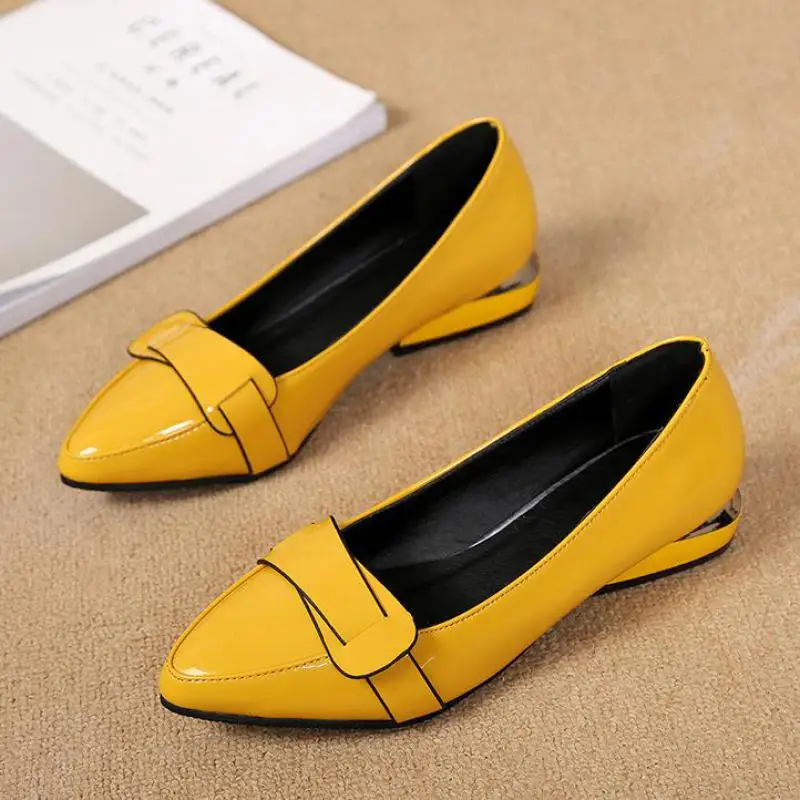 Туфли женские из лакированной кожи без застежки лоферы заостренный носок низкий