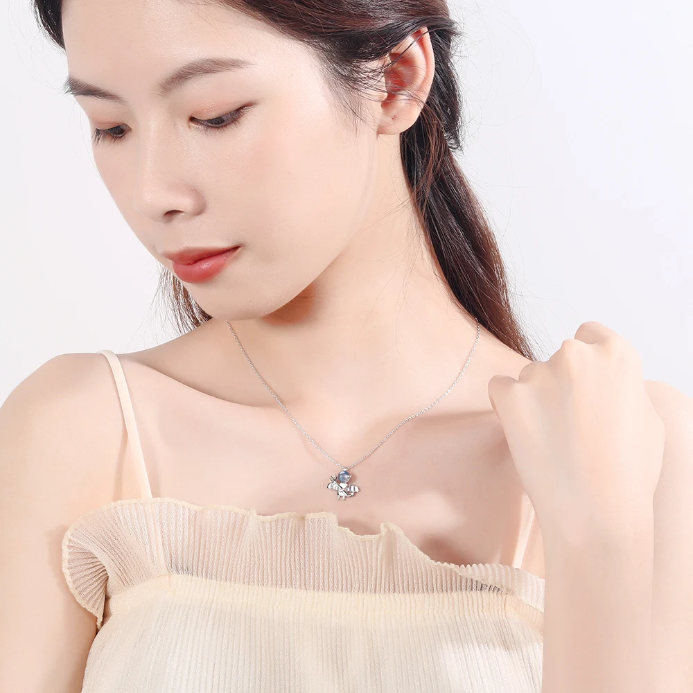 Женское ювелирное изделие из серебра 925 пробы с лунным камнем и маленьким