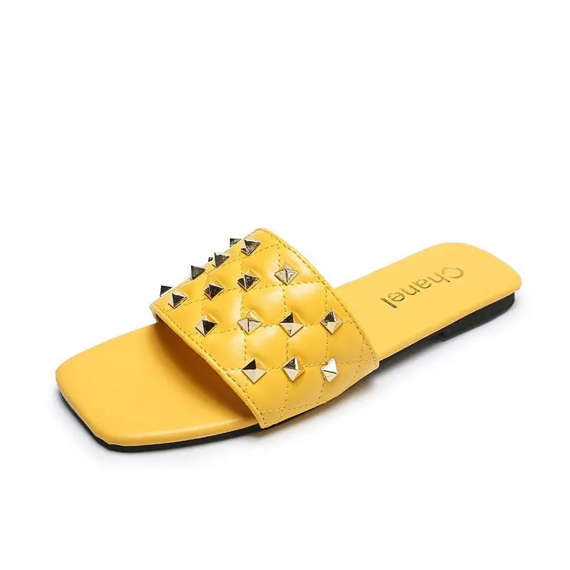 

2021 New Fashion Ladies Slippers Outer Wear Sandals Rivet Flat Sandals Beach Word Flip Flop