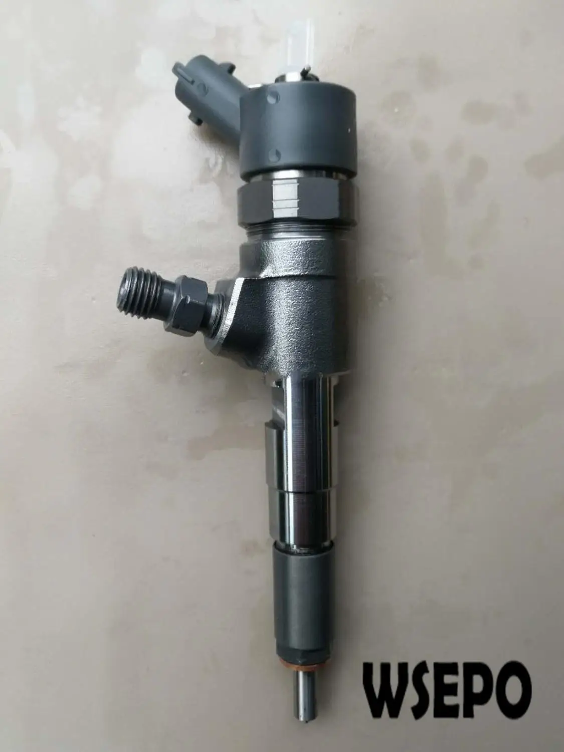 

Высококачественная замена электронного топливного инжектора Common Rail в сборе. Номер по каталогу 0445110356 для многоцилиндрового тяжелого дизельного двигателя