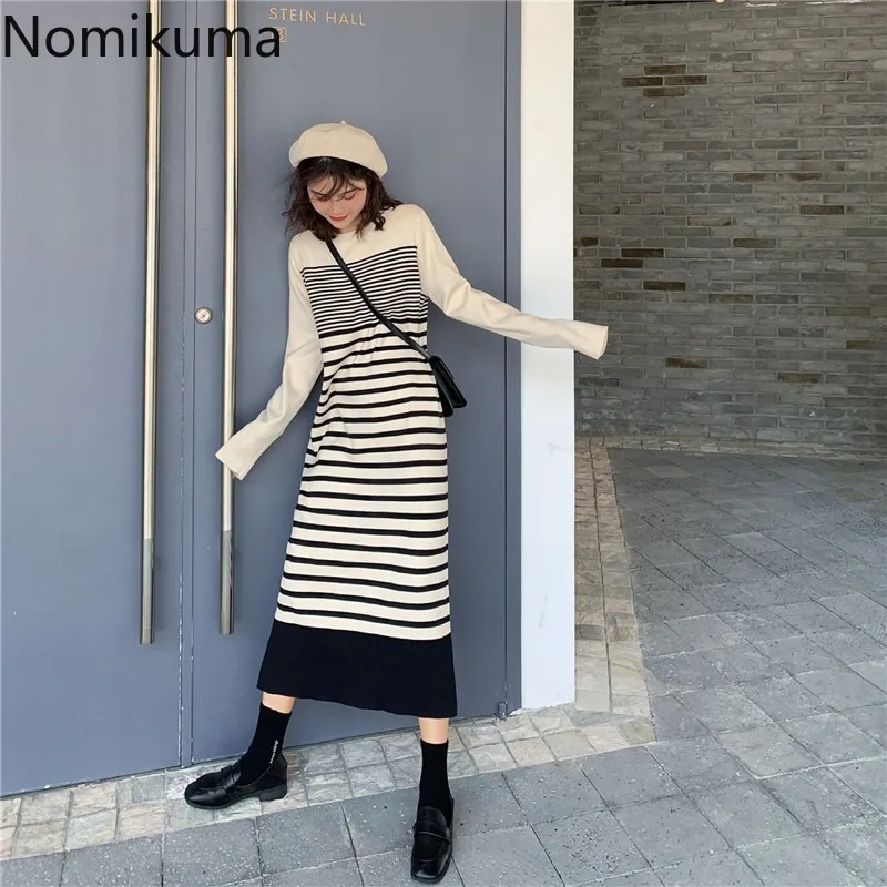 Платье Nomikuma в белую и черную полоску контрастных цветов женские трикотажные