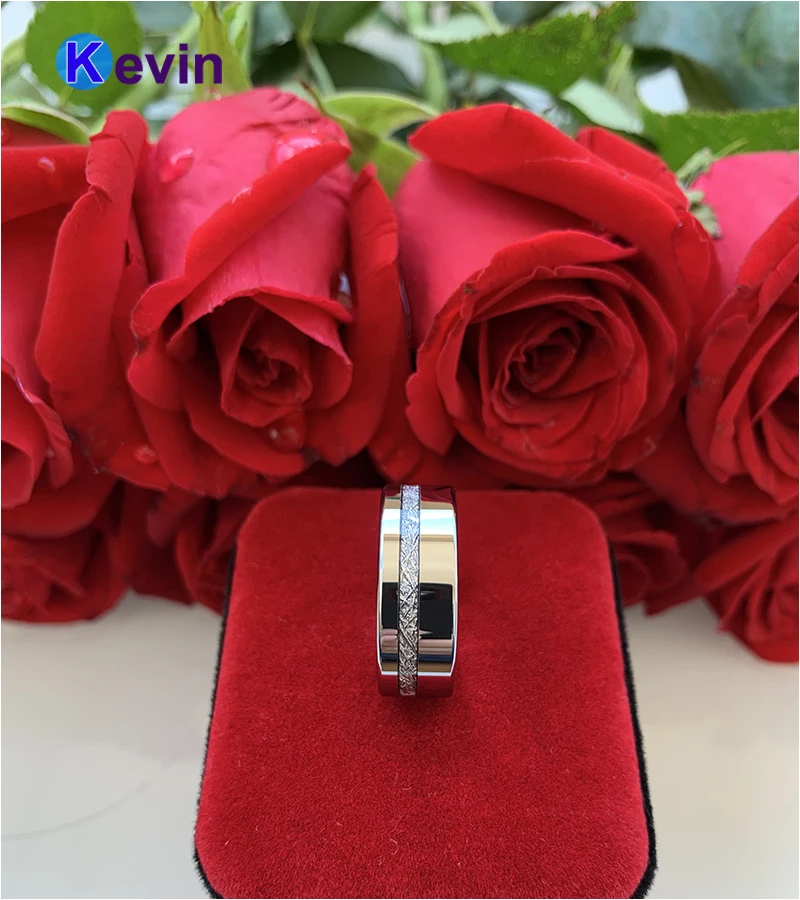 Плоское кольцо с вольфрамовой инкрустацией для мужчин и женщин яркой