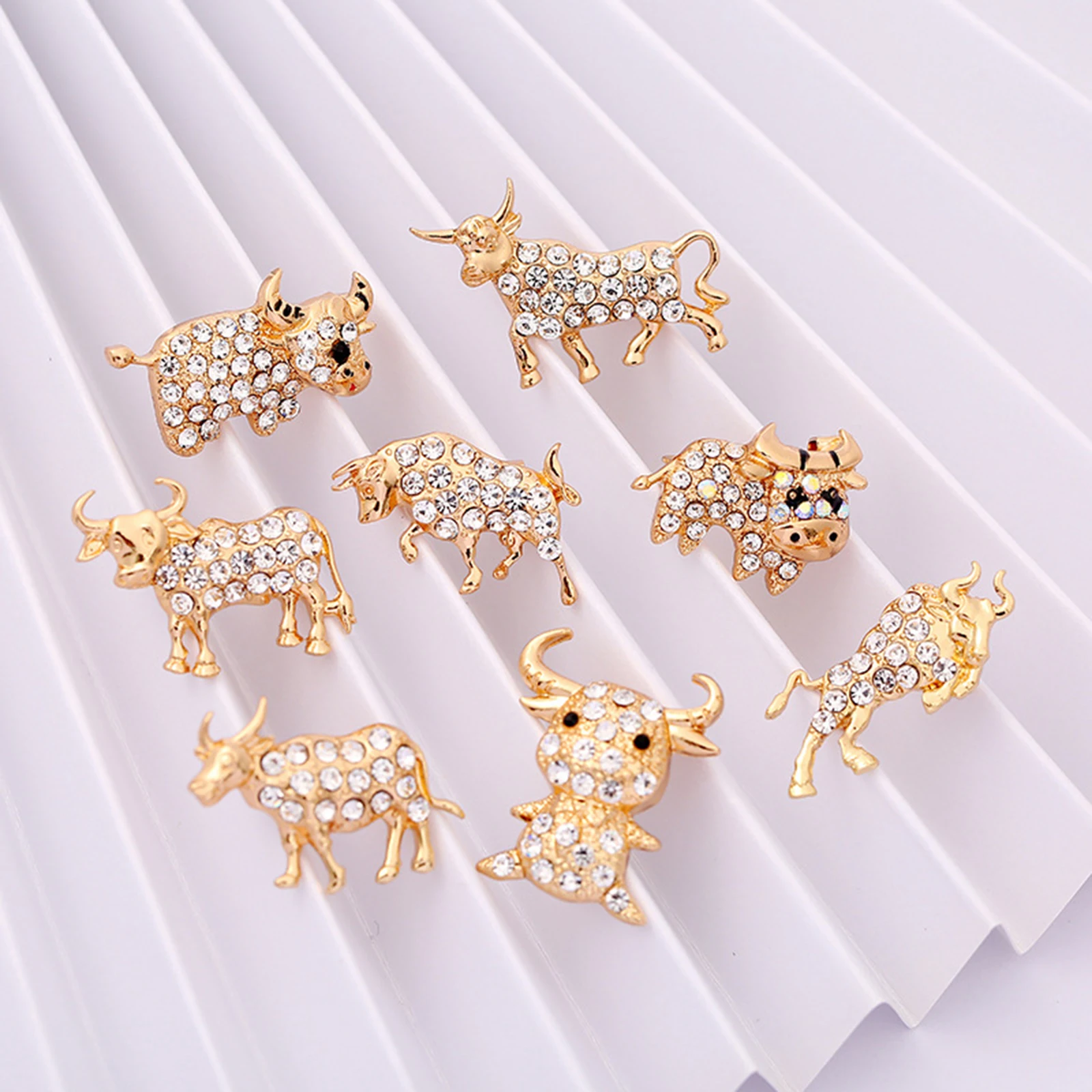 

2021 Trend Pin Brooches Cow Animal Gold Color Clear Rhinestone Brooch Casual Jewelry Gifts 28mm, 1 Piece
