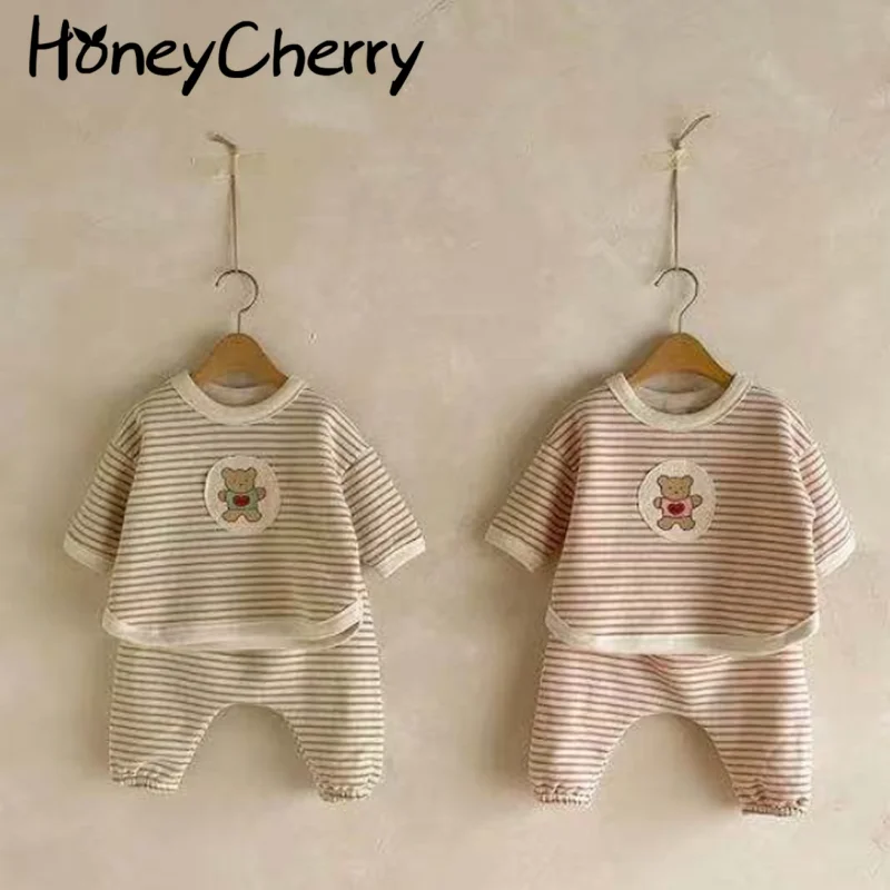 

HoneyCherry/2022 г. Весенние комплекты для отдыха в полоску с нашивками для малышей Детский комплект из двух предметов, свитер и штаны комплект одеж...
