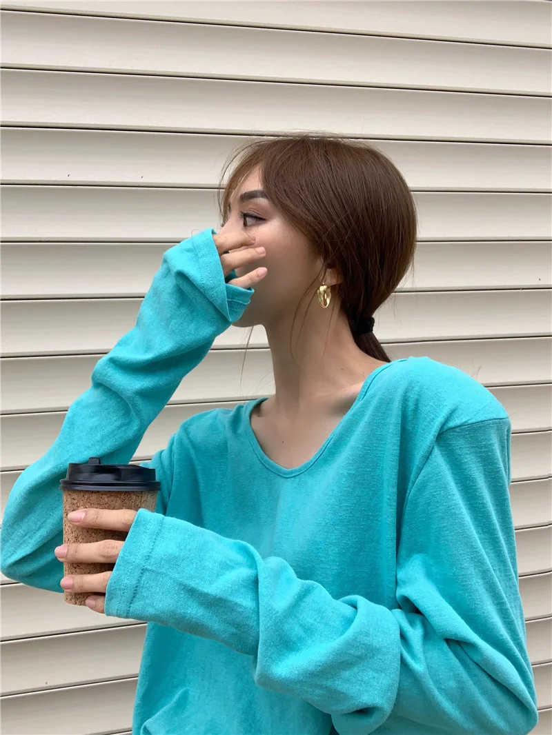 Женская футболка с V-образным вырезом белая свободная длинным рукавом большие