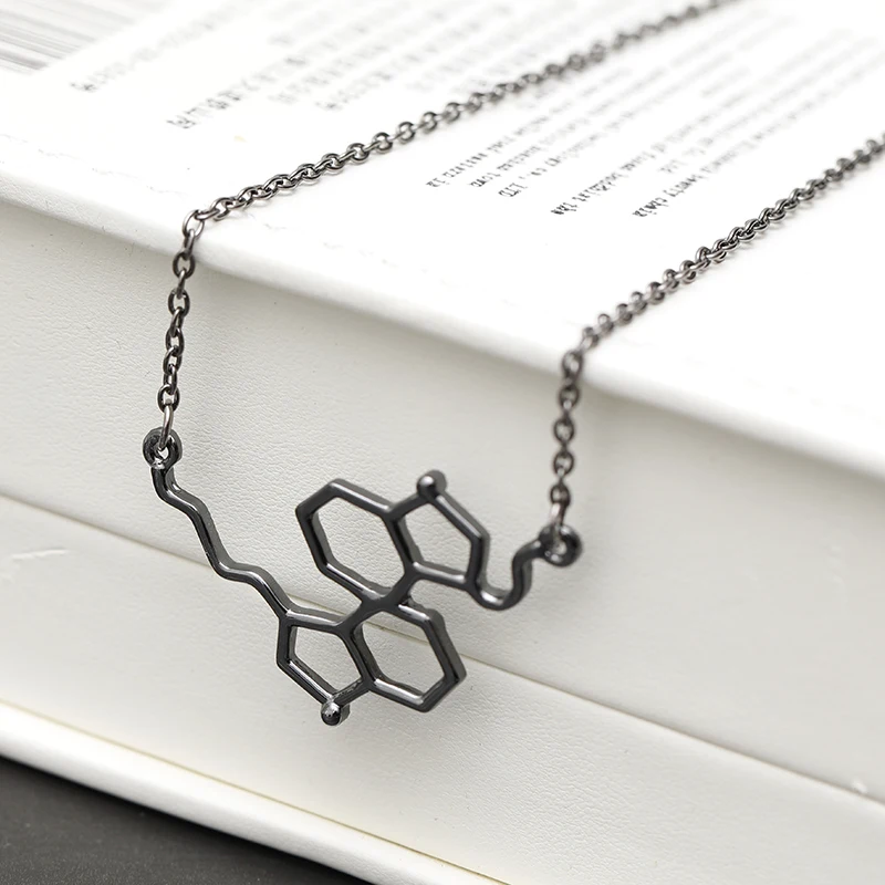 Ожерелье с подвеской черного цвета геометрической формы квадратной химический