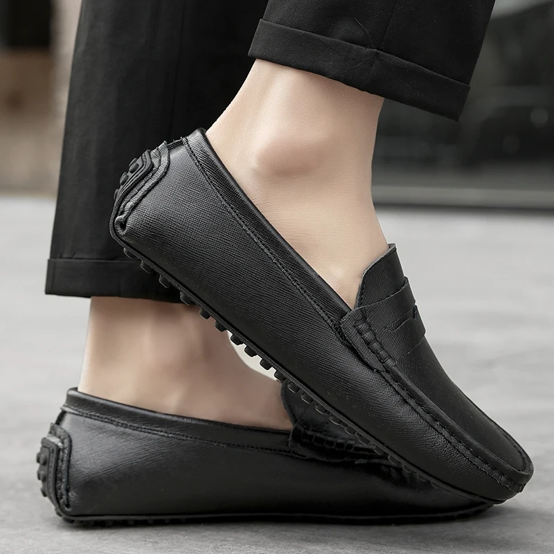 Мужские лоферы из спилка на плоской подошве удобная повседневная кожаная обувь