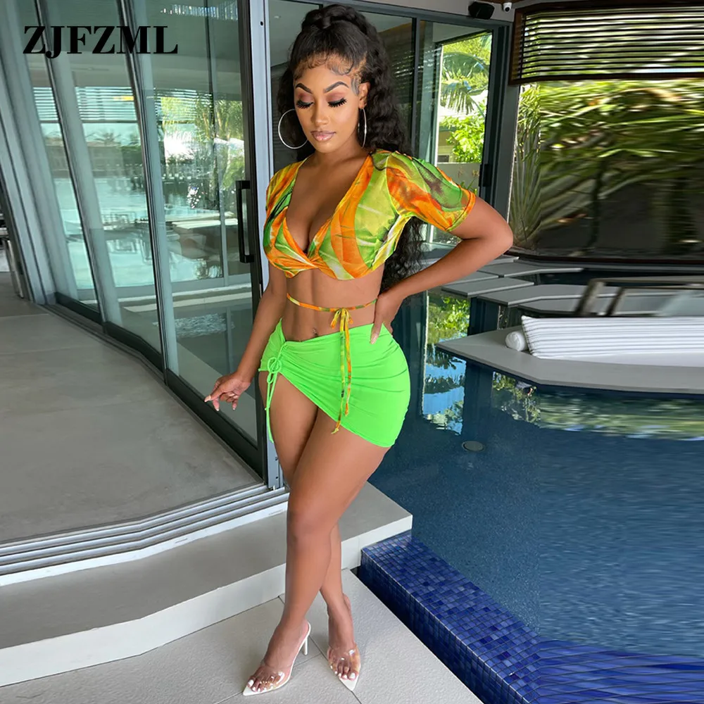 

Женский комплект из 2 предметов, неоново-зеленый укороченный топ с глубоким V-образным вырезом и принтом листьев и коротким рукавом и юбка на...