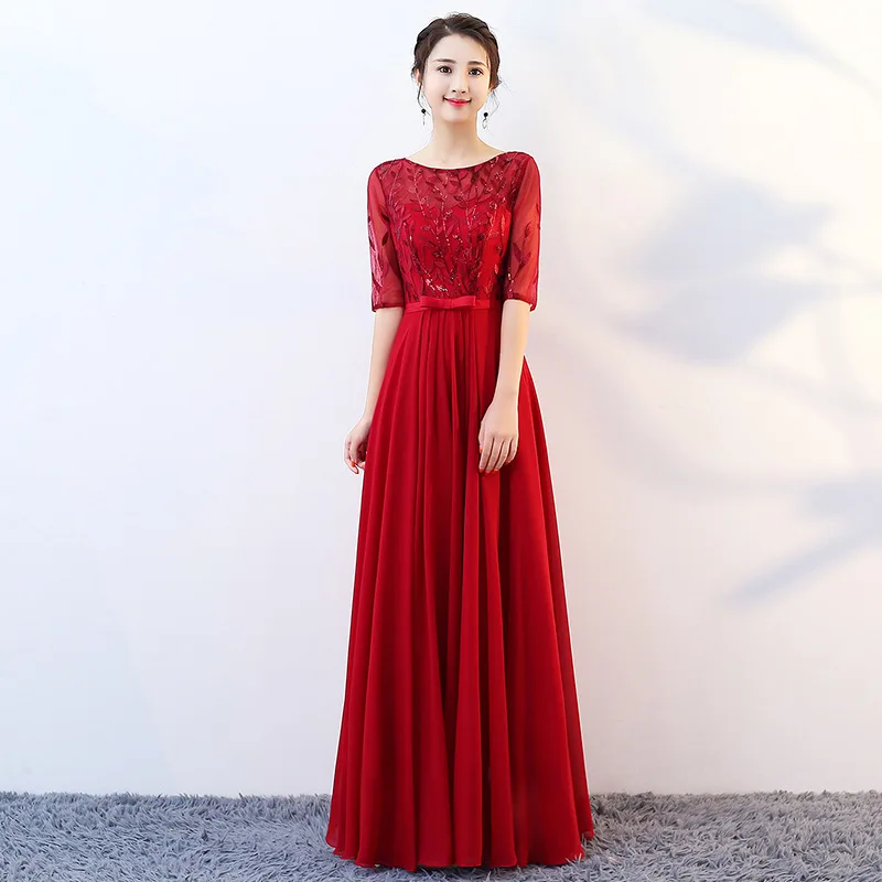 Серебристо-серое женское вечернее платье с круглым вырезом и блестками