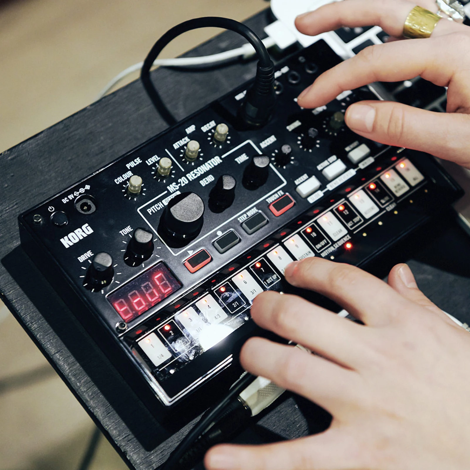 Аналоговый генератор УДАРОВ НОГАМИ KORG VOLCA активный синтезатор секвенсор с