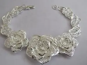 

Браслет-манжета из тибетского серебра с 3 белыми розами