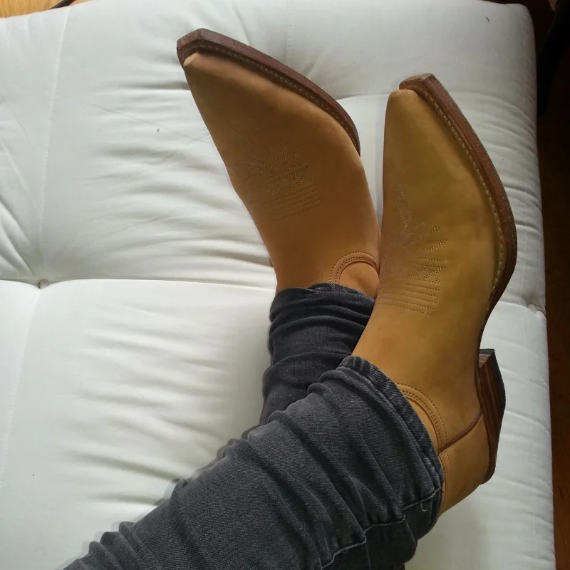 

New Men Fashion All-match Classic Retro Dress Shoes Handmade Solid Color Suede Exquisite Embroidery Western Cowboy Boots KH461