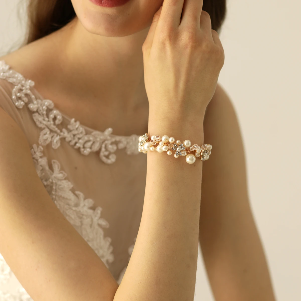 

Elegant Wedding Accessories Crystal Rhinestone Pearls Handmade Wrist Corsage for Travel Perform Studio Daily Photo Prop O583