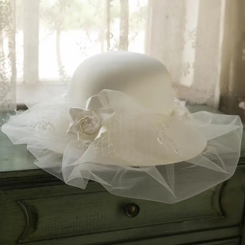 

Wedding Hat Woman White Birdcage Veil Pearl Flower Net Yarn Retro Mesh Top Big Brim Hat for Simple Bridal Accessories Fascinator