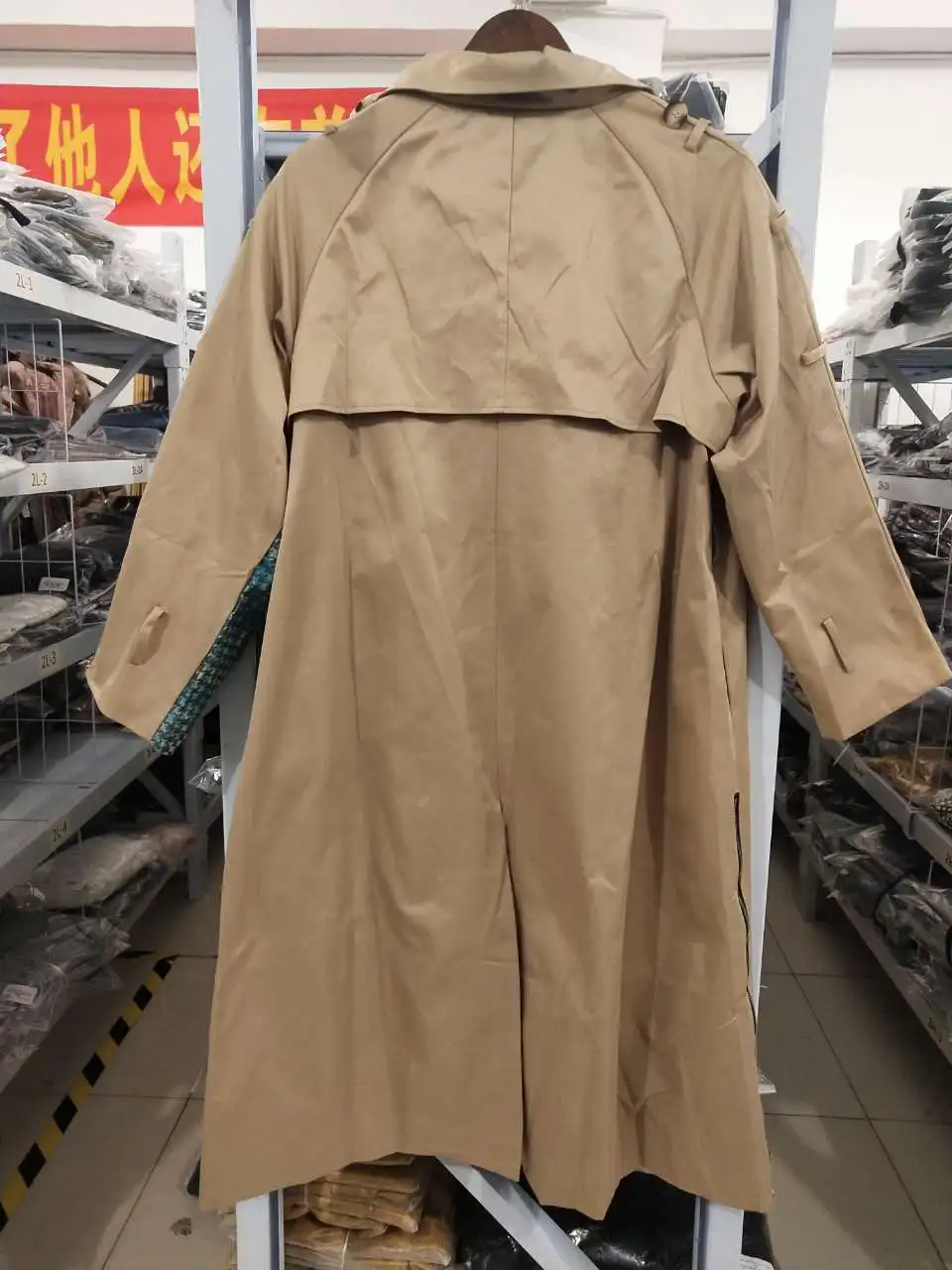 Женский тренчкот с отложным воротником длинным рукавом и поясом на талии