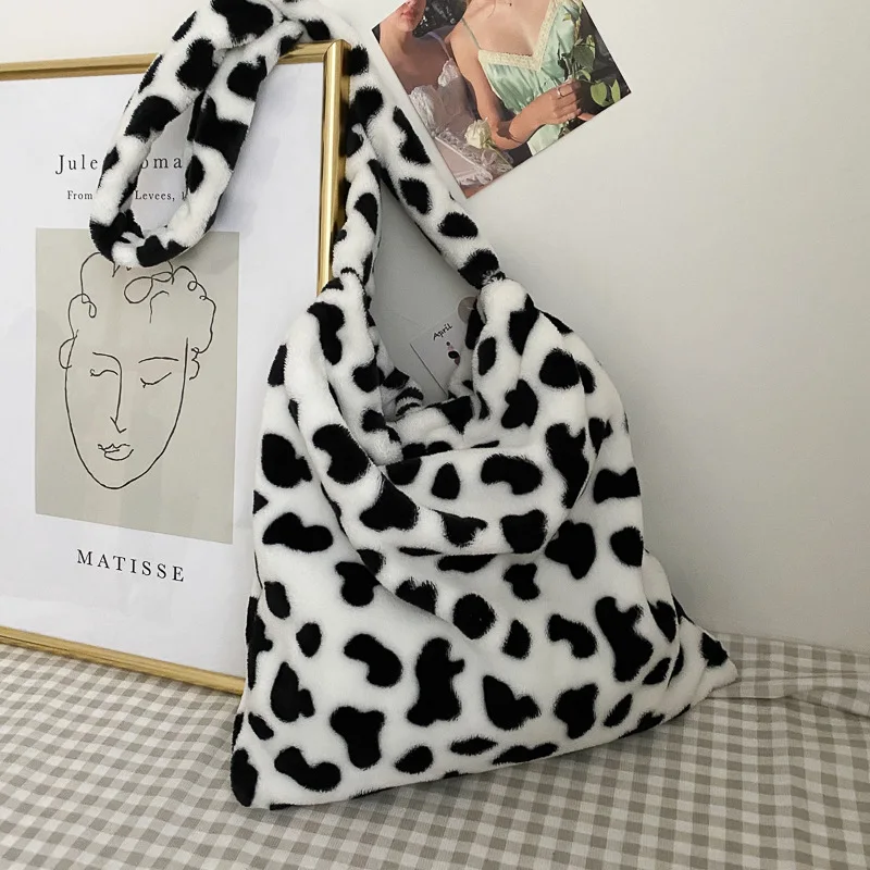 

2021 autumn and winter new wild fashion girl cute plush cow shoulder bag student large-capacity messenger bag
