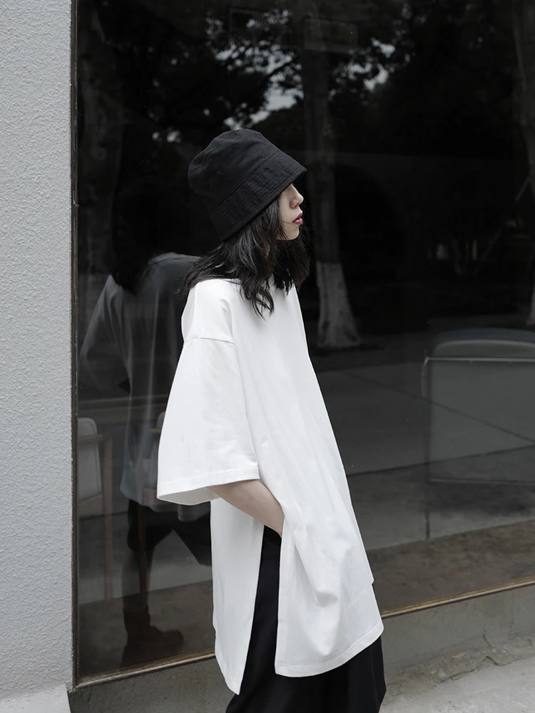 Футболка женская средней длины Однотонная рубашка с разрезом сбоку круглым