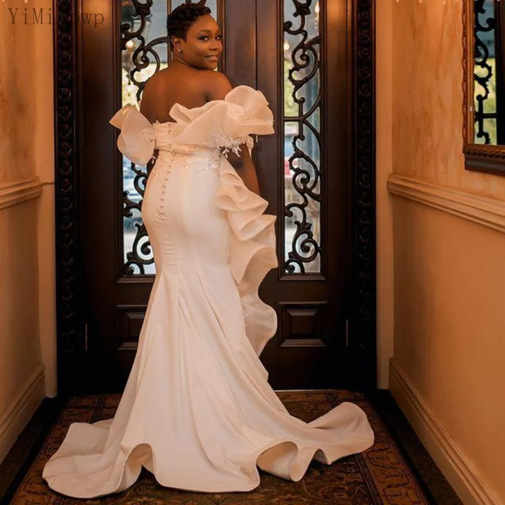 

Платье свадебное цвета слоновой кости с юбкой-годе и открытыми плечами