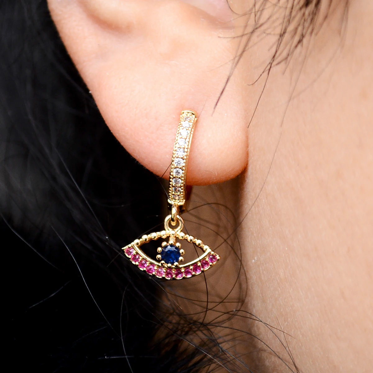 

Женские серьги-кольца в готическом стиле, с фианитом