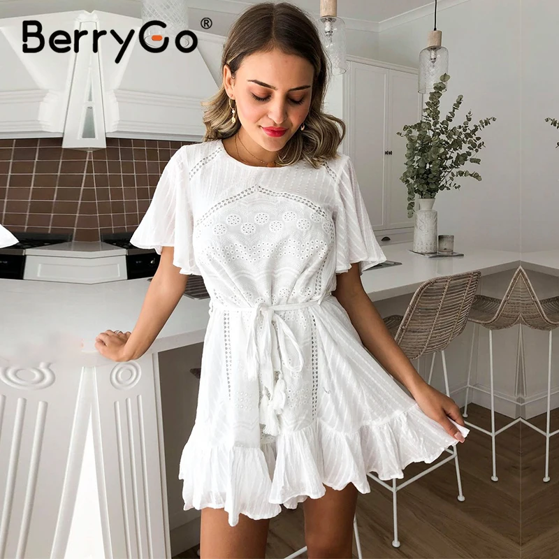 Женское короткое Хлопковое платье BerryGo белое элегантное с оборками и круглым