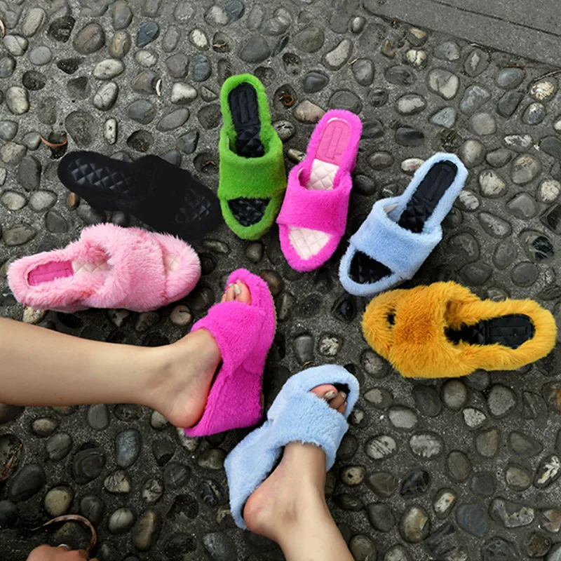 

Женские пушистые шлепанцы на танкетке, зимние меховые шлепанцы на платформе и высоком каблуке, уличные сандалии из искусственного меха, 2021