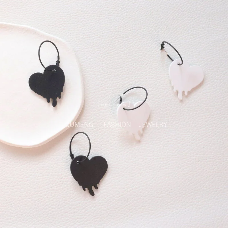 

2022 Simple Acrylic Black White Heart Dangle Earrings for Women Fashion Cool Aesthetic Korean Style Geometric Earring Jewelry
