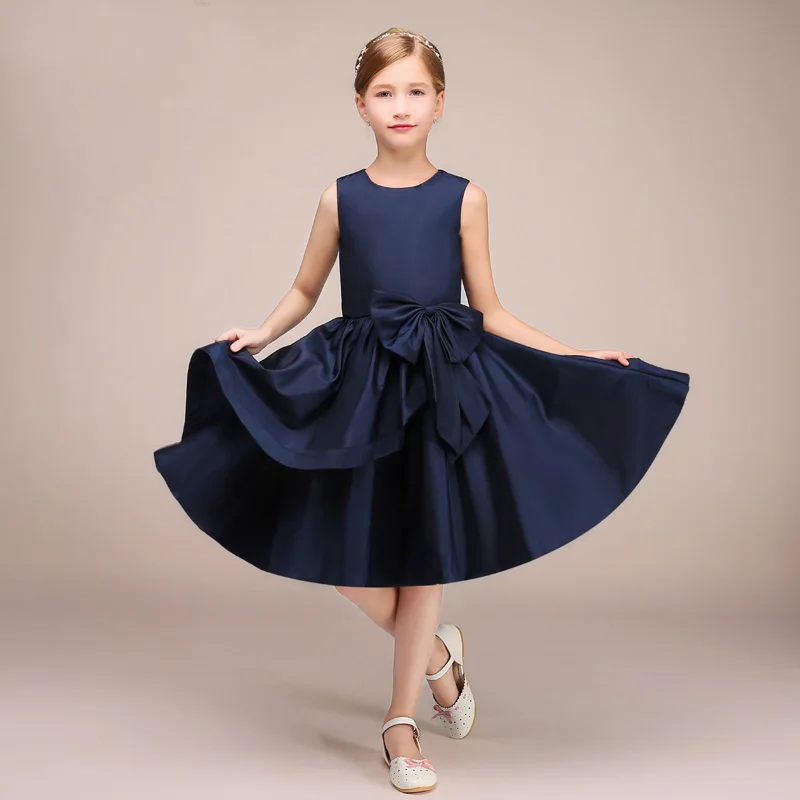 Короткое атласное платье принцессы без рукавов трапециевидного силуэта для