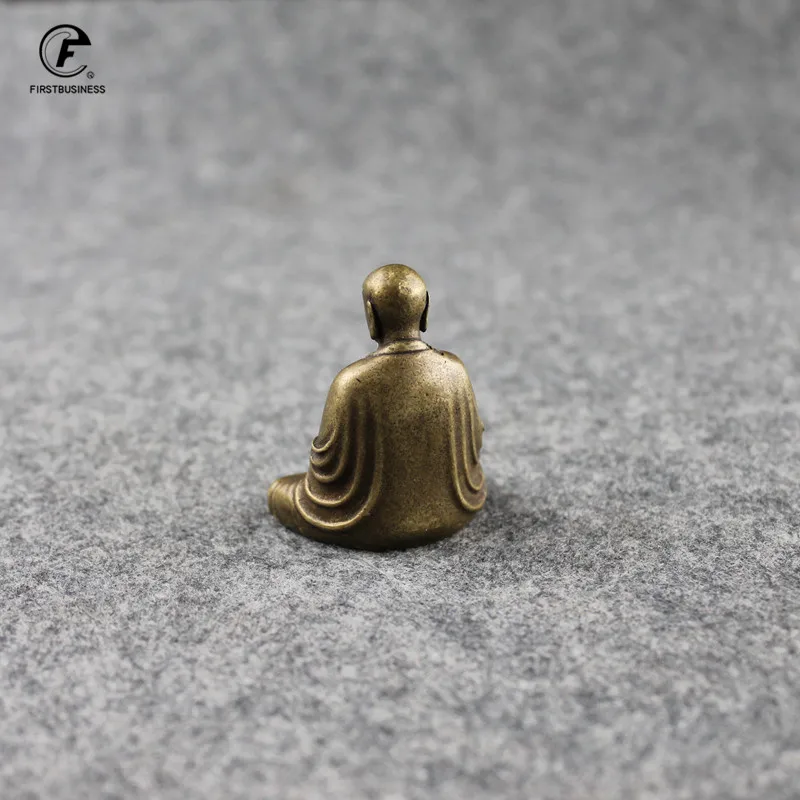 С фигуркой Будда из античной бронзы мини-статуя портативная латунная скульптура