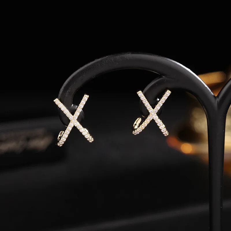 Женские серьги-гвоздики с фианитами золотистого цвета | Украшения и аксессуары