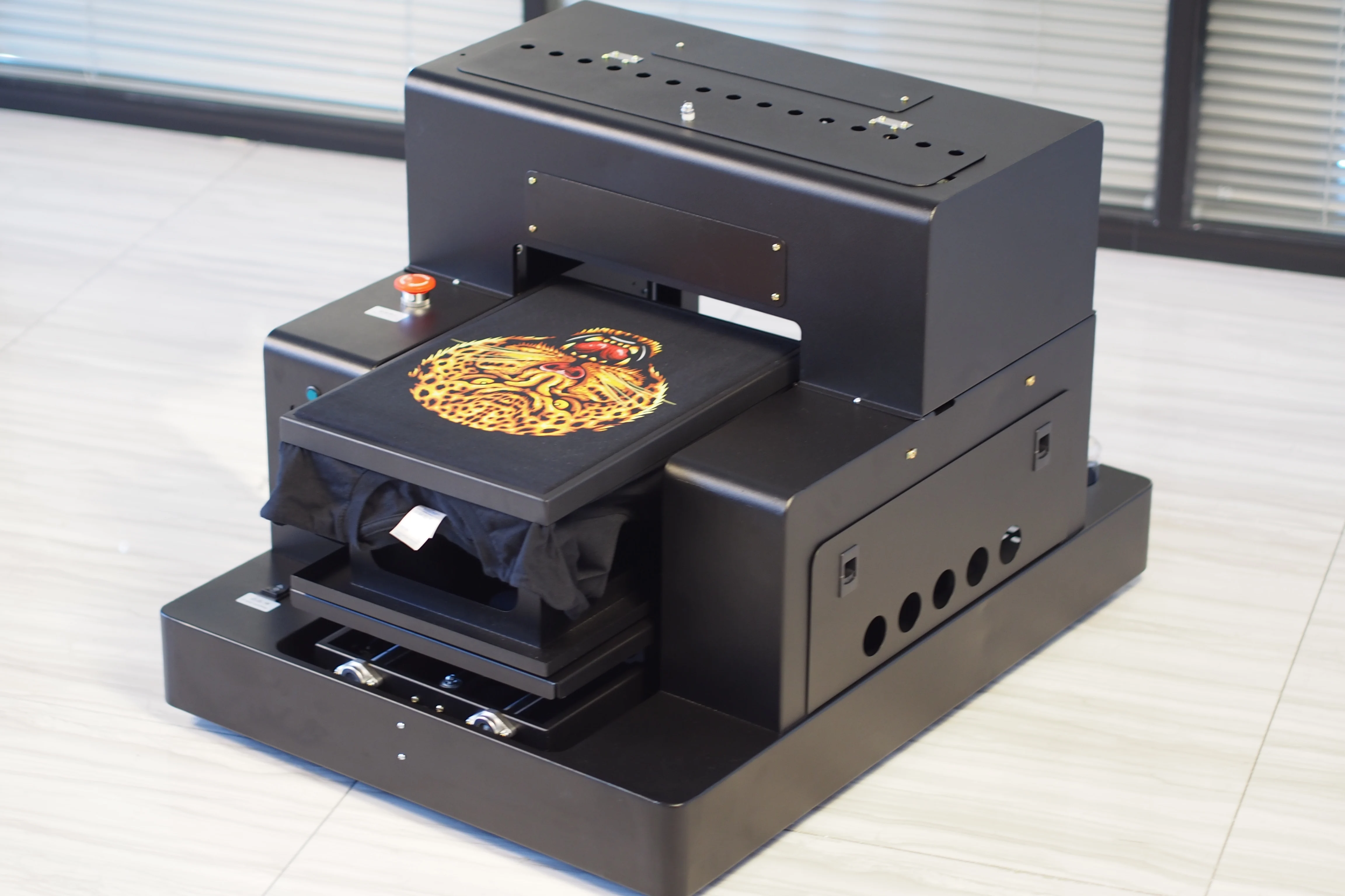 Новая усовершенствованная машина для печати на футболках и свитерах размера А4 |