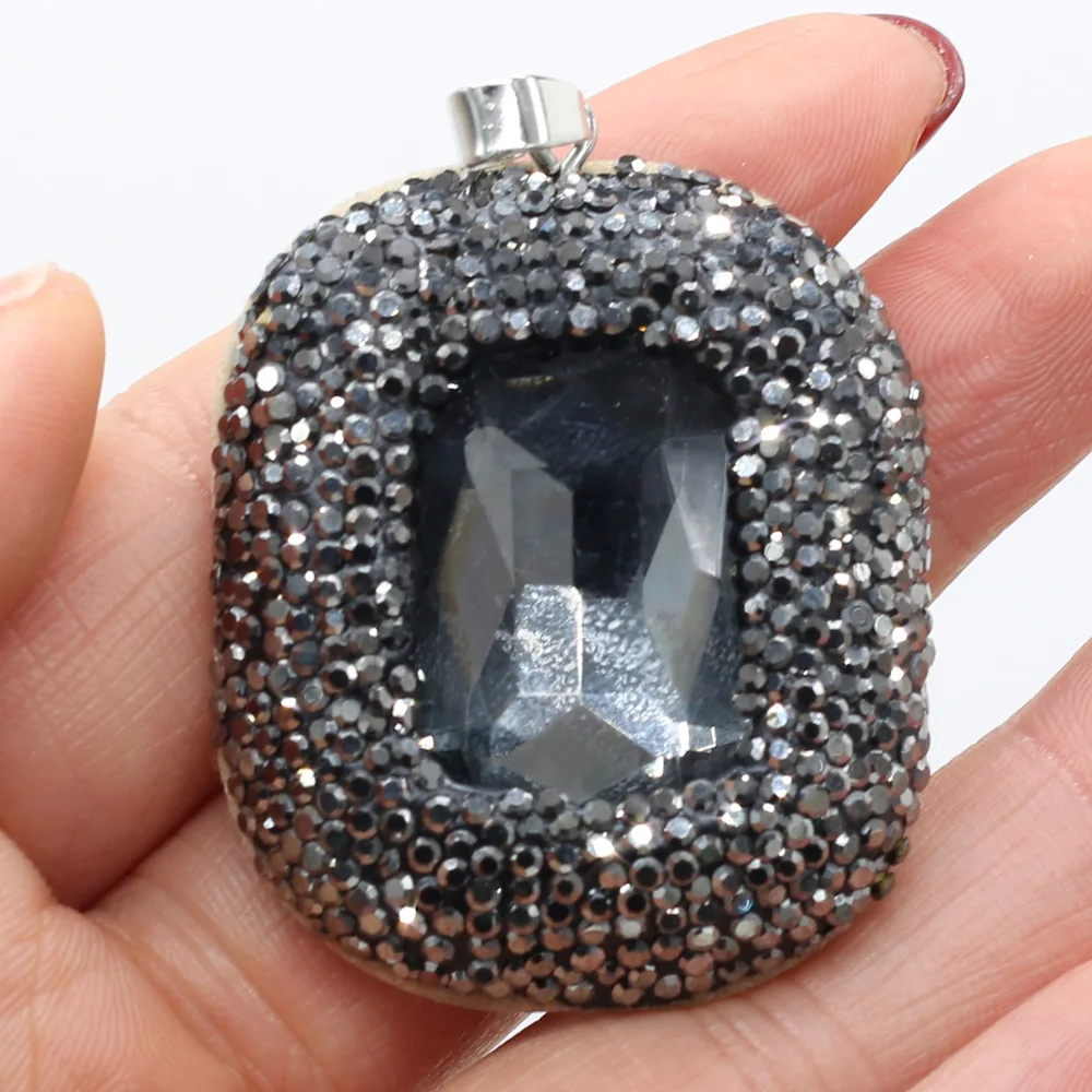 Подвеска из искусственной кожи с кристаллами квадратные поделки ручной работы