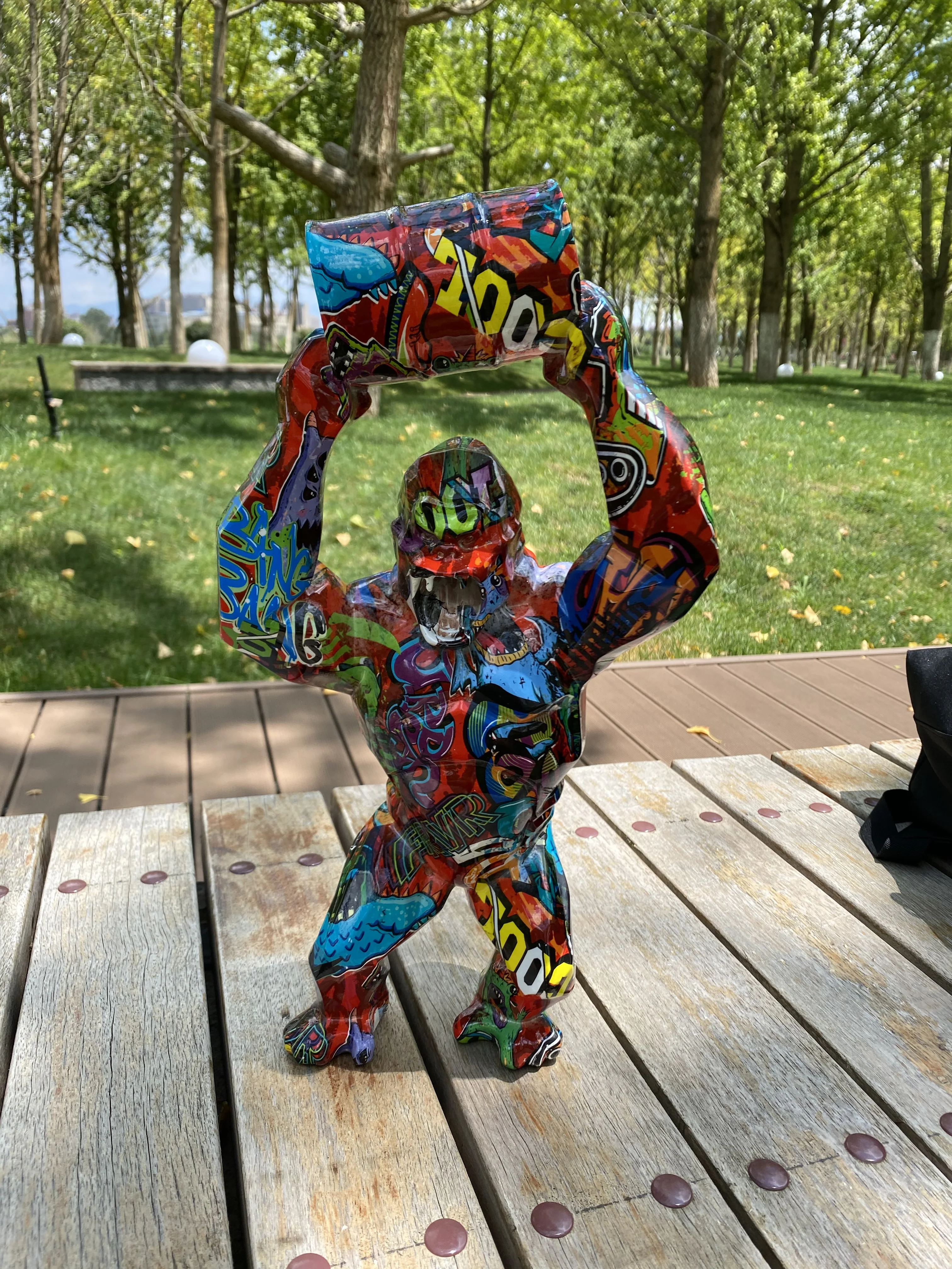 

Cool Shiny Monkey King Kong Home Decoration Gorilla Sculpture Lifting Oil Barrel Statue Present