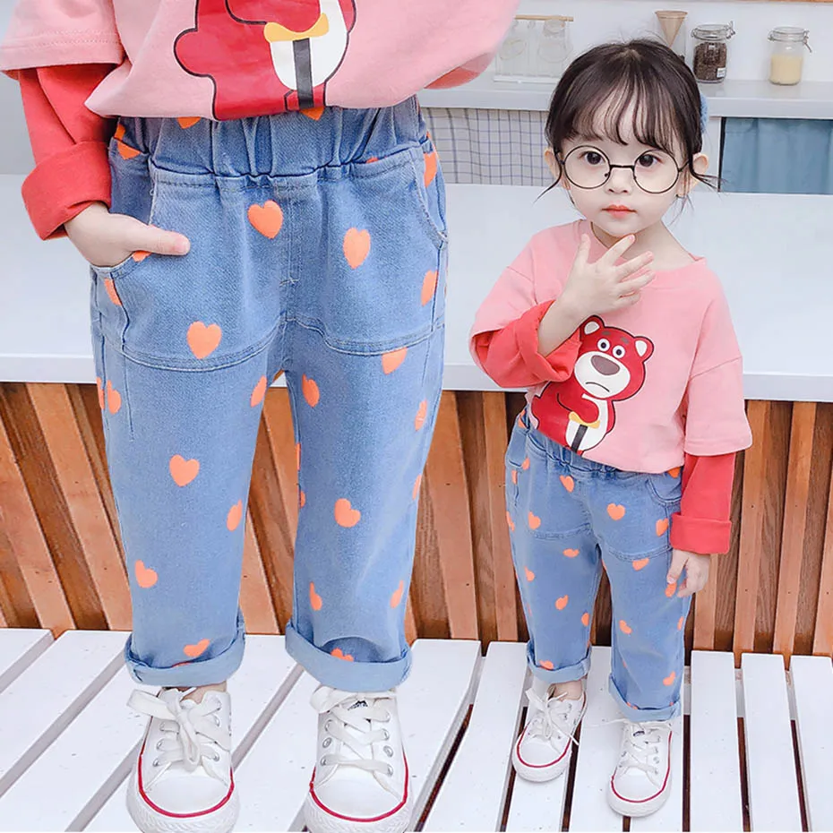Джинсы с сердечком для девочек детские джинсы повседневные стильные малышей