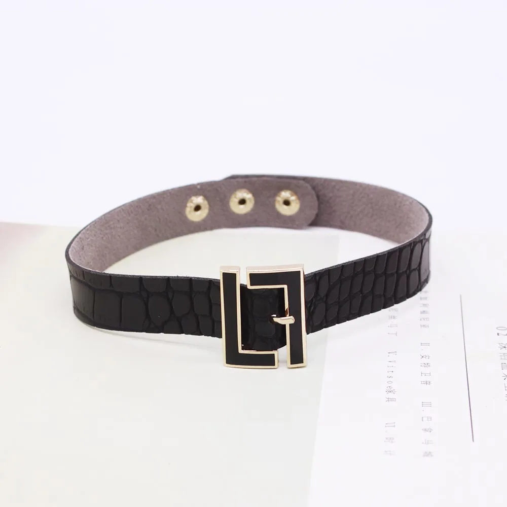 Женский широкий кожаный браслет с трещинами черное геометрическое