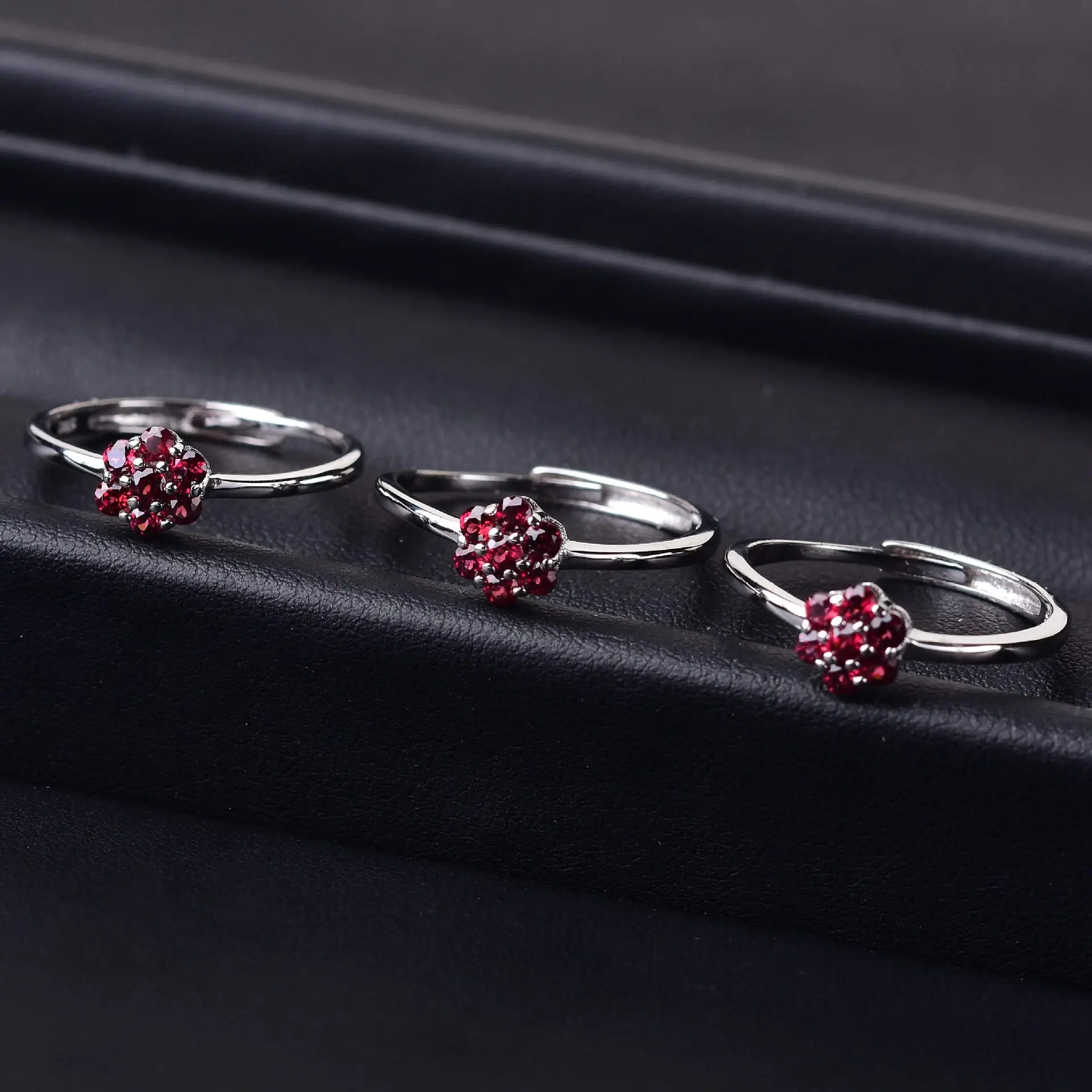 Кольцо с натуральным гранатом из чистого серебра 925 пробы Новое поступление