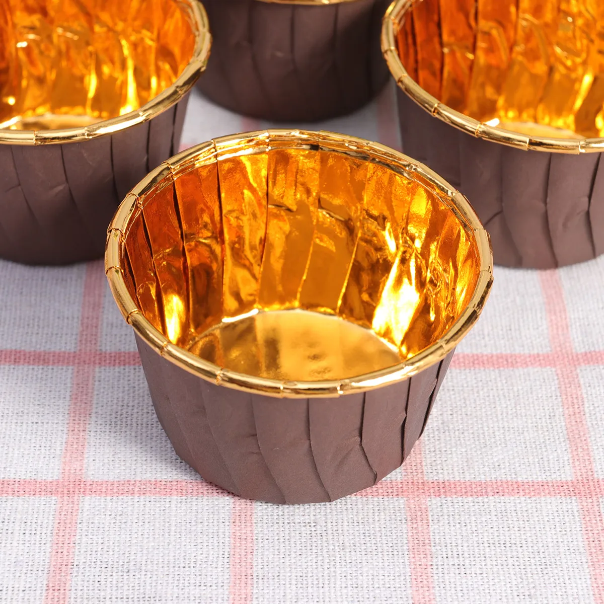 100 шт Одноразовые скрученные чашки для торта Термостойкие кексов (кофе и золотой)