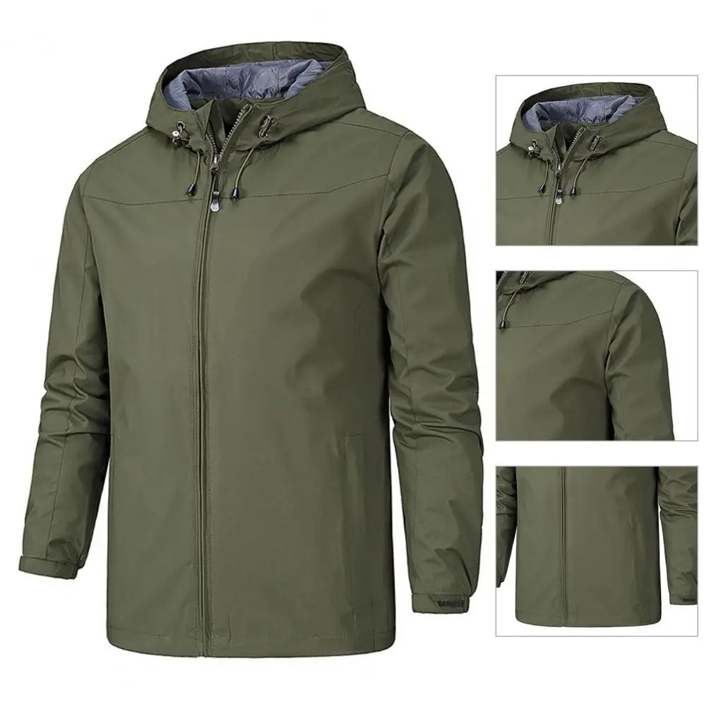 Практичная спортивная водонепроницаемая мягкая куртка с широкими накладками |