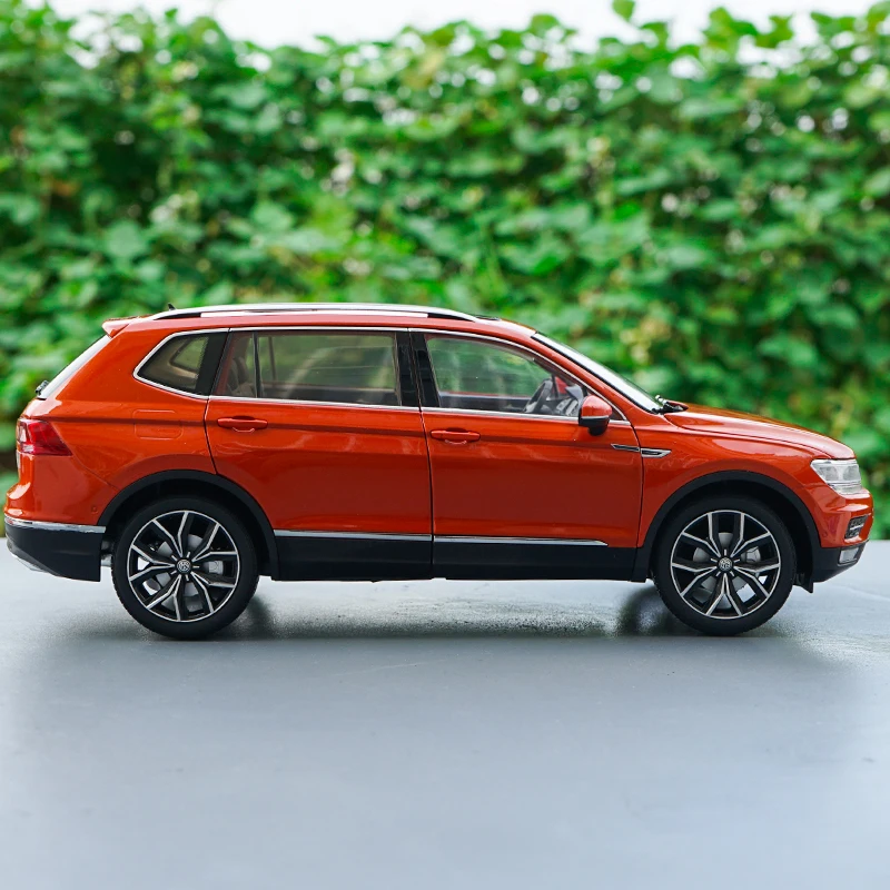 Модель автомобиля из сплава TIGUAN L 2017 1:18 оригинал литый металлический автомобиль