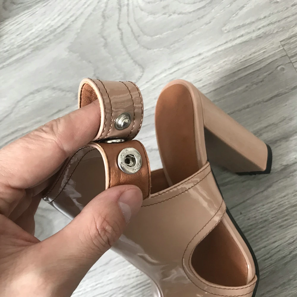 Летние женские босоножки из искусственной кожи на высоком каблуке кофейные