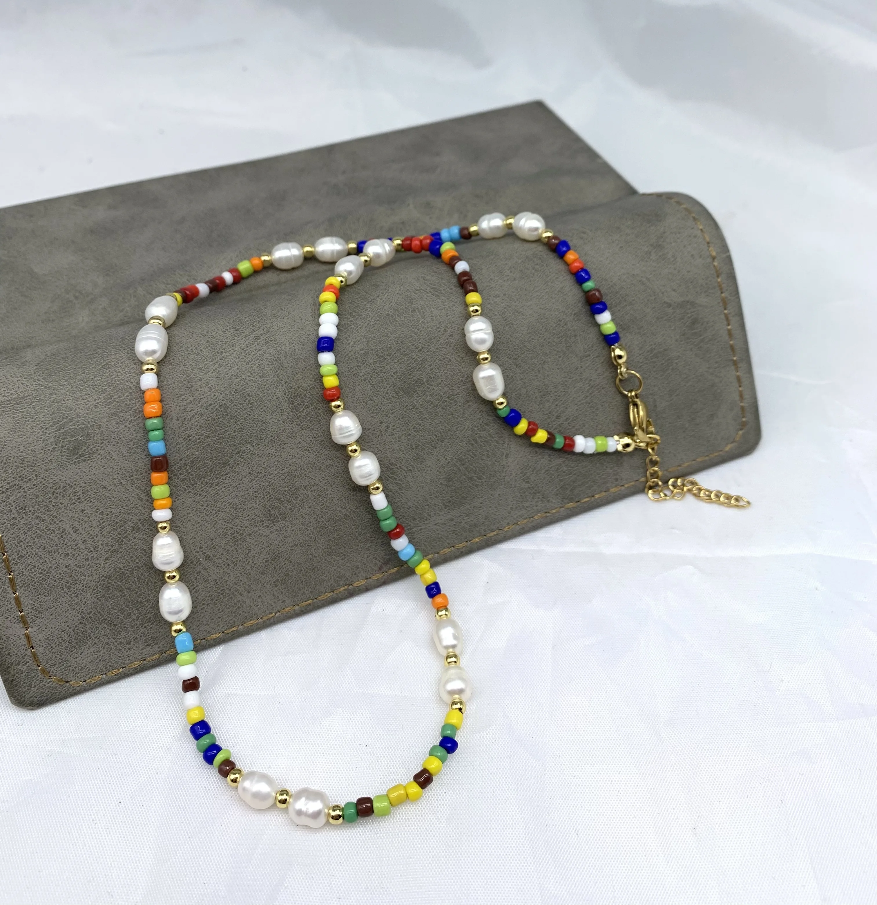 Простая цепочка с жемчужинами и бусинами 316 не демонстрирует стальное ожерелье