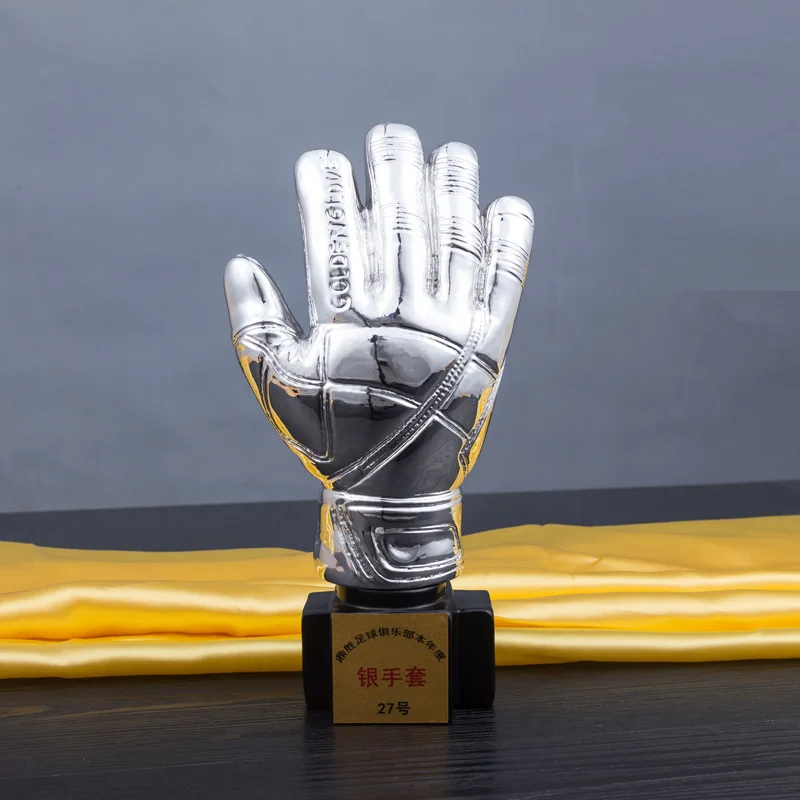 Награда вратарю. Золотая перчатка трофей. Золотая перчатка футбол. Золотая перчатка футбольная награда. Награда лучший вратарь.