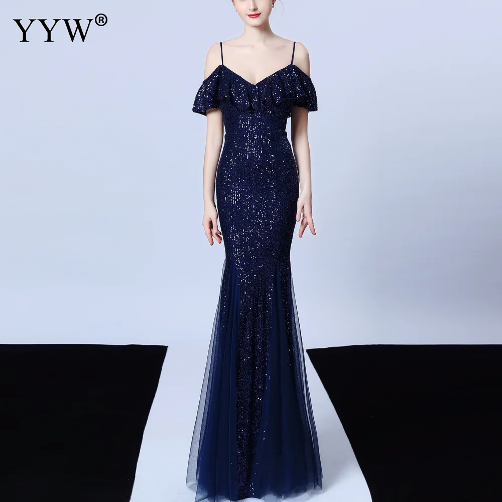 Элегантное женское вечернее платье с блестками оборками и открытыми плечами