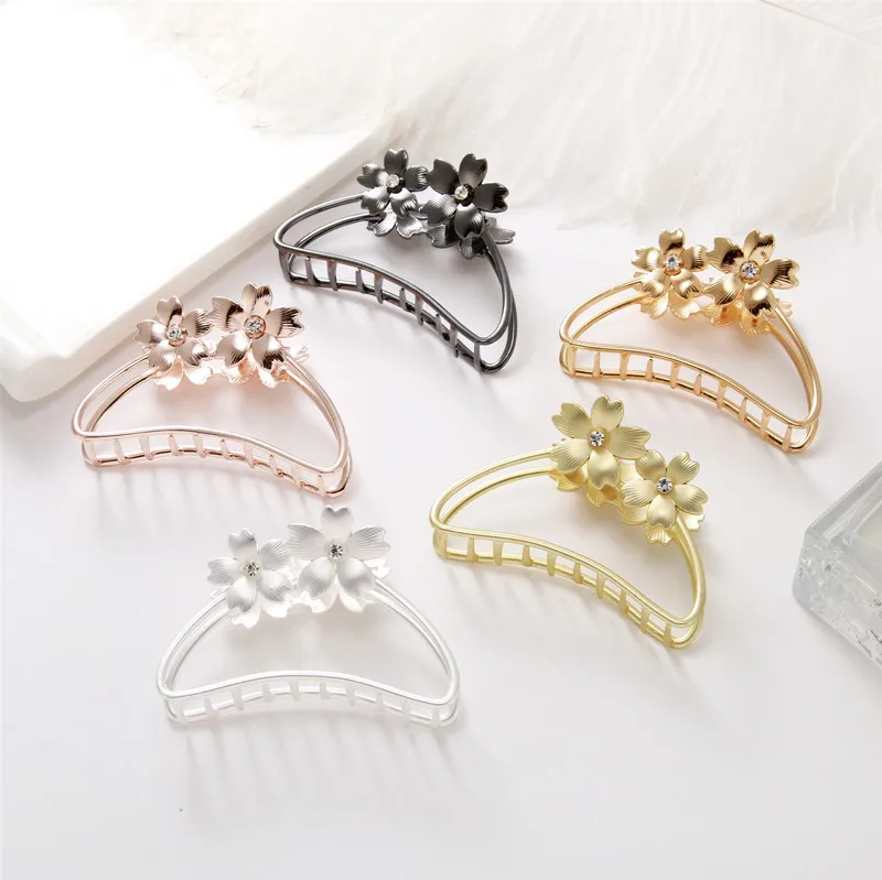 

Vintage Flower Hair Claws For Women Female Hairpin Crab Metal Hair Clips Hair Accessories Big Size Hair Claws Barrettes
