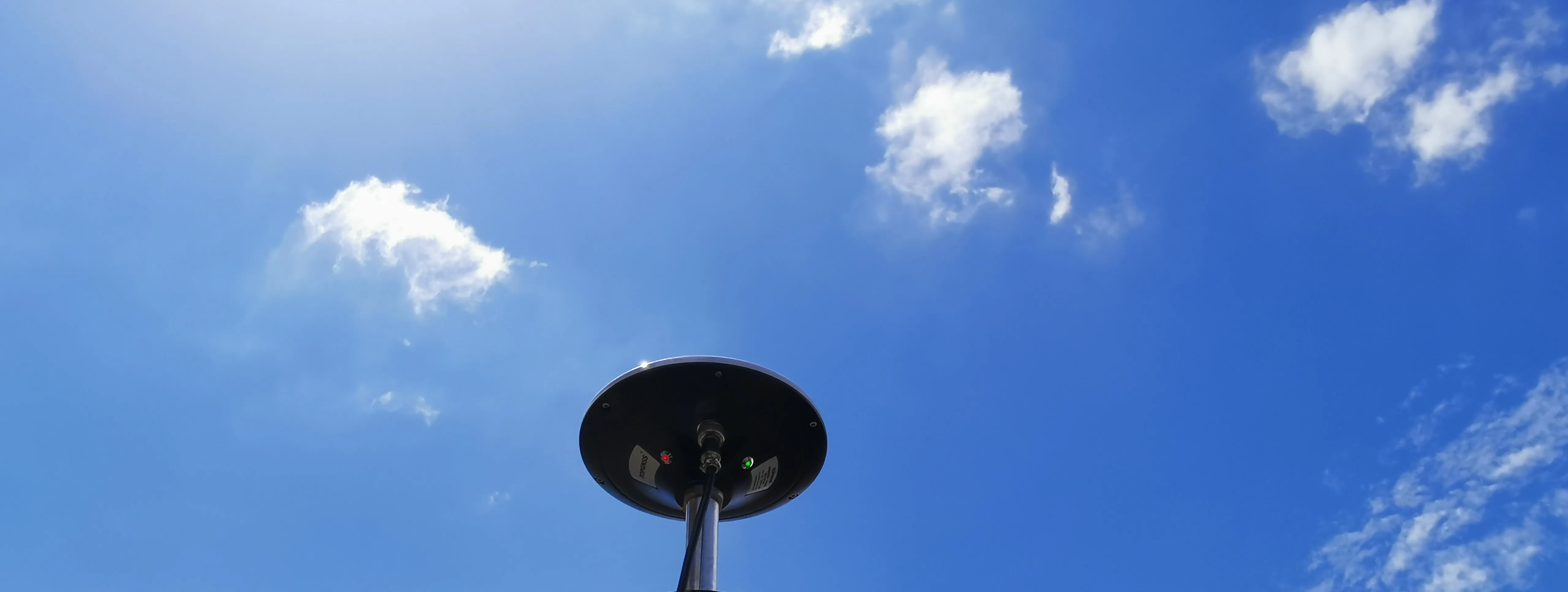 Разработанный с модулем ZED-F9P F9, RTK Высокоточный GNSS приемник может использоваться в качестве базовой станции и rove TOPGNSS TOP100