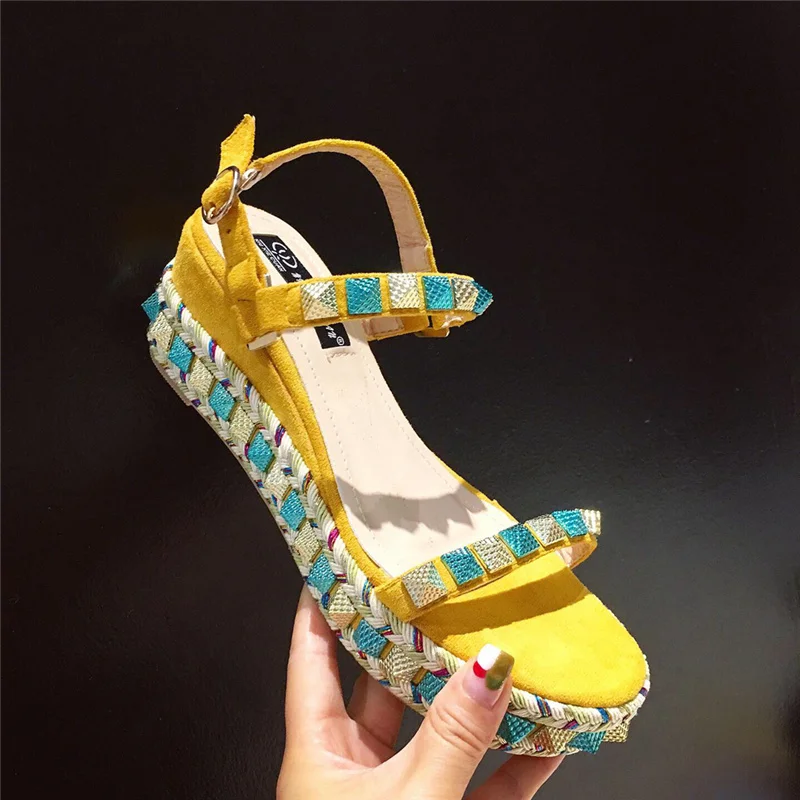 Женские босоножки на танкетке черные или желтые сандалии платформе с заклепками