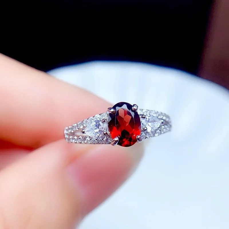 Новое натуральное мозамбикское кольцо-гранат в форме голубя серебро 925 пробы