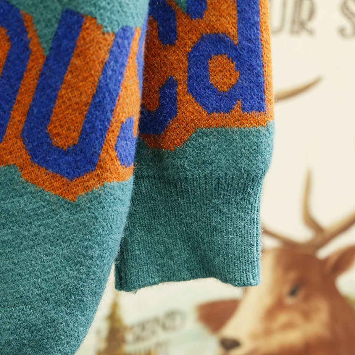 Осенние женские свитера свободные с капюшоном цветные буквами вязанные толстые